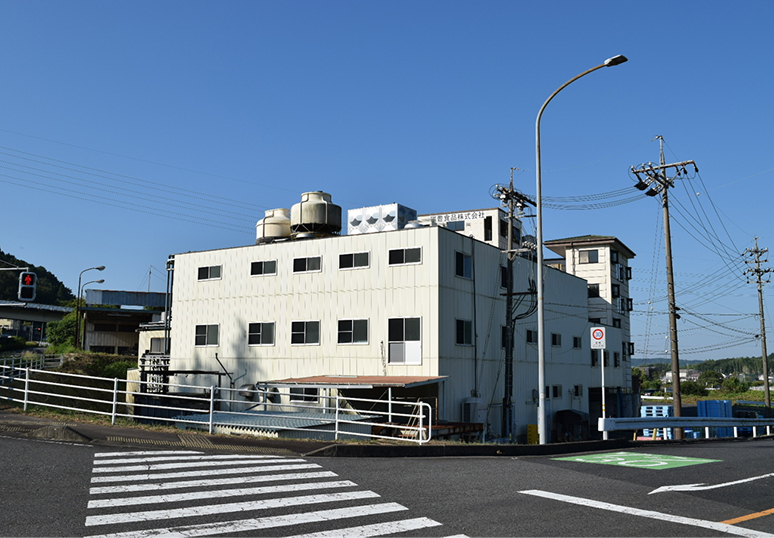 工場は岐阜県瑞浪市を走る国道１９号線沿いに位置しております。