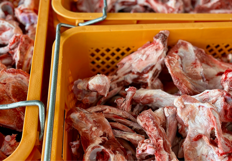 スープやエキスに使用する鶏ガラや豚は、主に国産のものを使用し高品質なエキスとしてお取引先様から選ばれております。