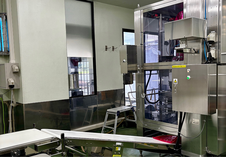 製造・抽出されたスープは自動充填機や手動による充填作業によって充填。１日～2日程急速冷凍します。