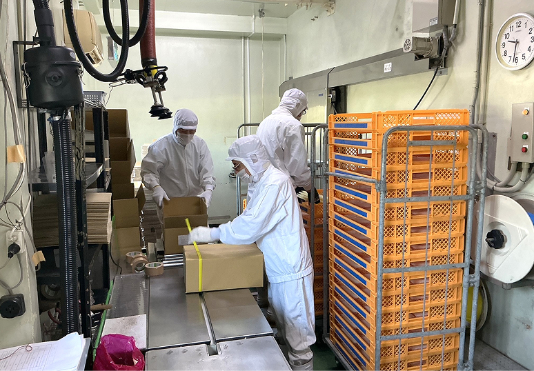 冷凍庫にて板状凍結された製品は、次の工程で箱詰め・梱包され、保管倉庫へ移動します。