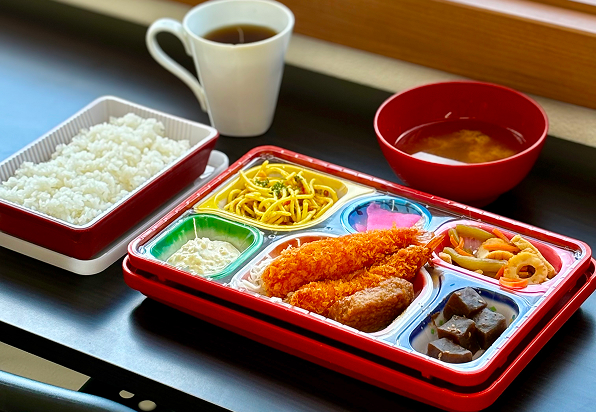 昼食については、会社が手配するお弁当を食堂にて支給する補助があります。